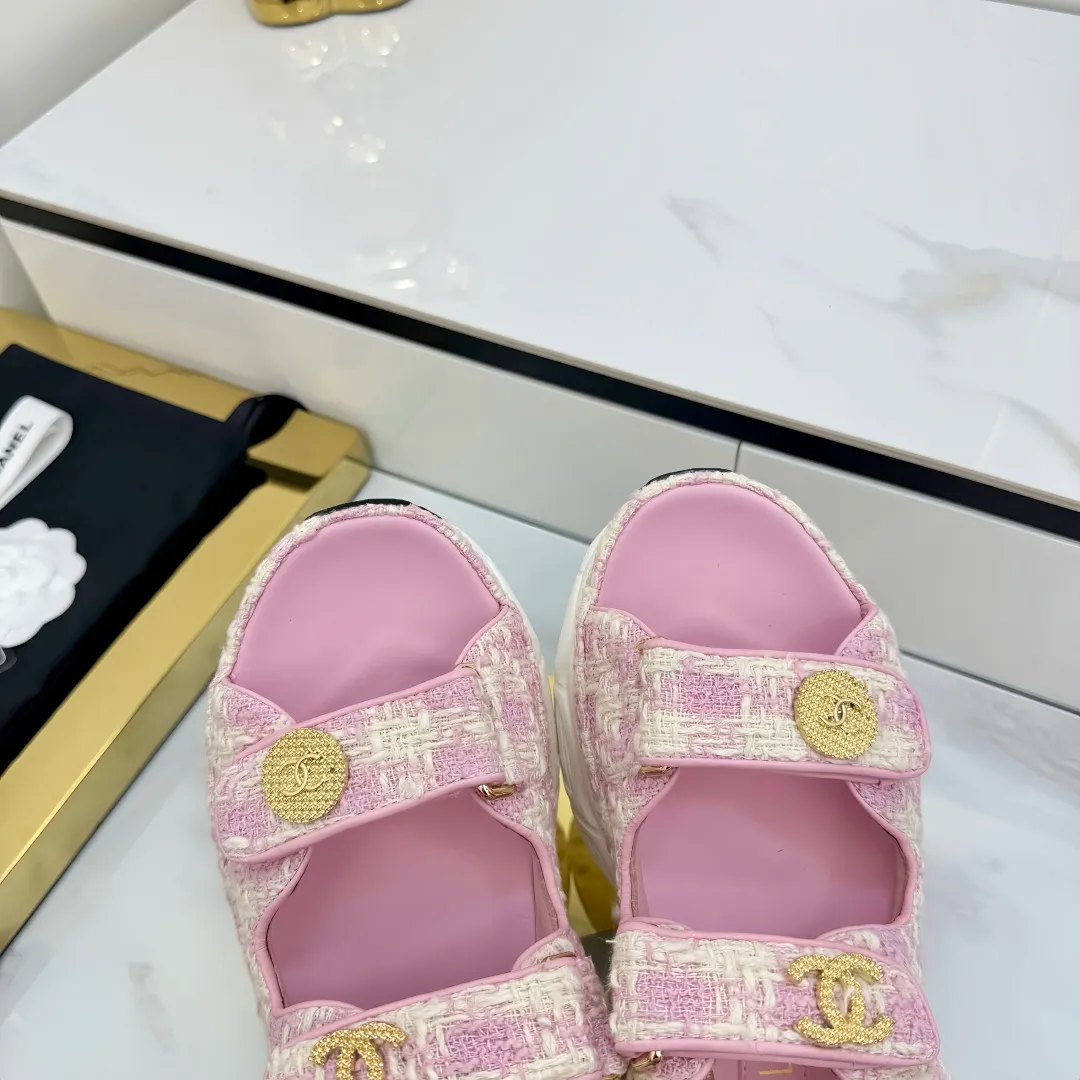 👟👟Ex-factory price 640👟👟 Top version... Chanel｜Chanel Xiaoxiang Velcro Beach Slippers Slippers Casual Beach Shoes 25ss Spring and Summer New Style! Beach shoes are a hit all over the internet! The latest model from the counter, I am still willing to buy it on my feet. It must be ranked among the most popular models. It is invincible in all seasons. Various bloggers and Internet celebrities can see the matching styles. Highly recommended. Pearlescent sheepskin upper, sheepskin lining, suede for feet. Original open-molded TPU outsole size: 35-40 (customized for 40 and 41). Full set of original packaging 👉 👉 👉